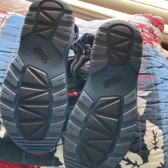 NWT Teva’s with hurricane straps size 6 men’s size 8 women’s - Picture 6 of 7